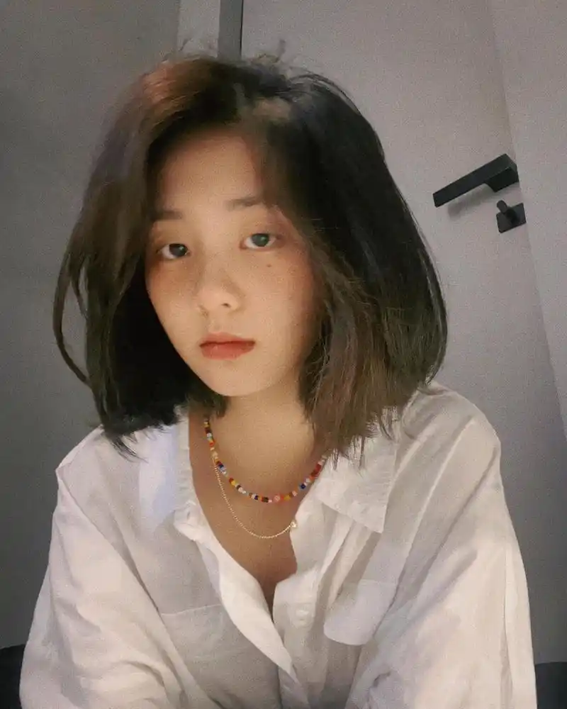 黄多多白衬衫造型随拍 黄多多ins晒白衬衫随拍照,好温婉的气质啊 黄