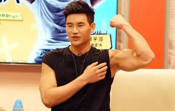 嘎子谢孟伟晒拍戏花絮,穿西服耍帅自认有气质,却被嘲像偷狗的