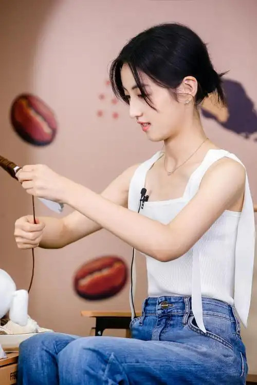 张子枫近照状态好穿吊带双臂纤细锁骨明显