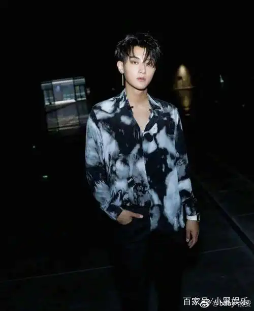 黄子韬自从回国后,就一直在被黑,什么谜之自信啊,化妆啊,娘啊,还有跟