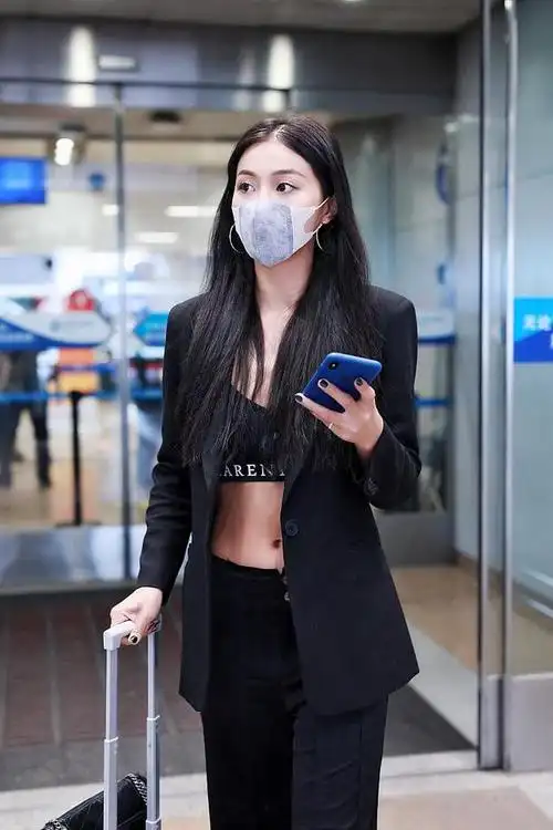 万籽麟穿西装故意不系扣子,内衣抢眼,小蛮腰性感,22岁这么拼?