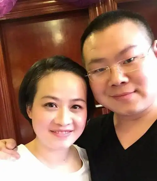 岳云鹏老婆郑敏光头变板寸利落短发有点憔悴素衣打扮显消瘦