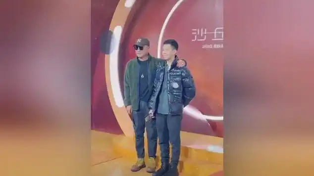 胡军和15岁儿子康康同框,身高跟爸爸一样高了!