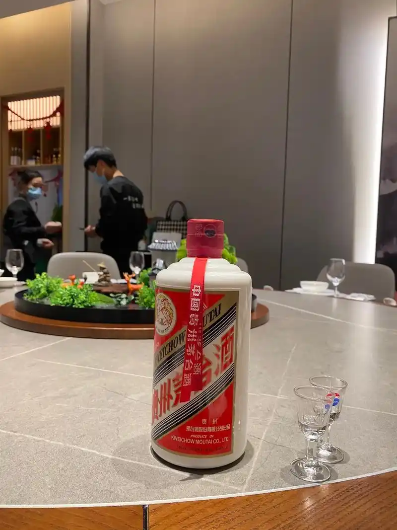 新年第一餐 幸福的一天,就是遇到哥的那天,谢谢哥请喝茅台酒 - 抖音