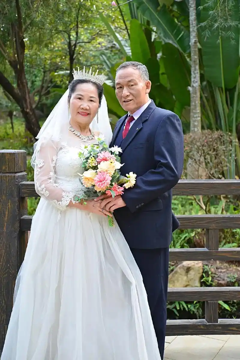 结婚40年银婚纪念照.风风雨雨40年,经历了酸,甜,苦,辣的 - 抖音