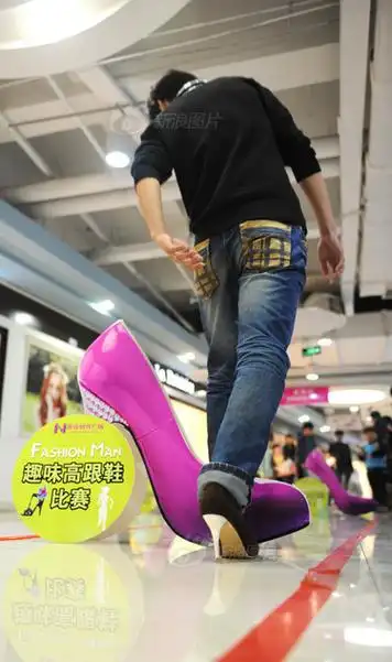 男士穿高跟鞋赛跑体验女人滋味
