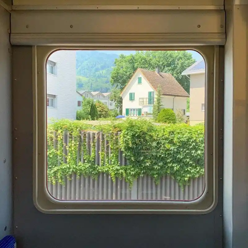 瑞士车窗外的风景90 分享在列车上看风景的视角 看着窗外发呆是一种