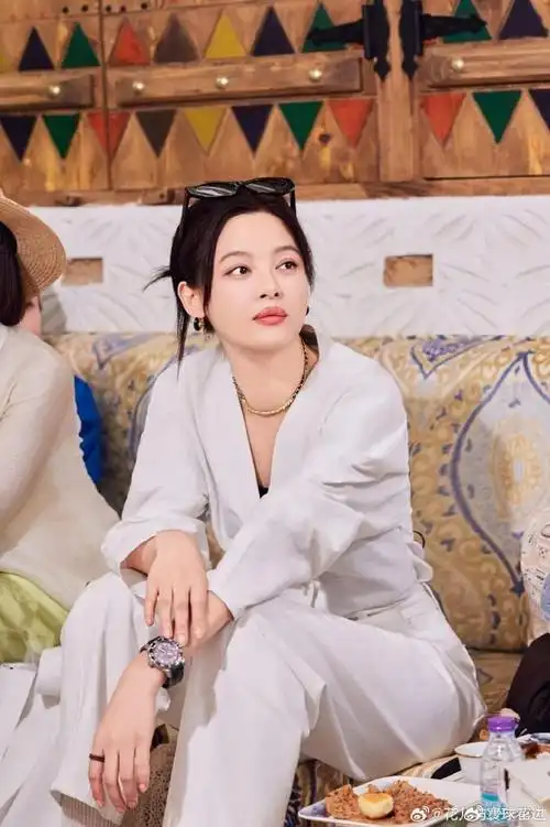 一身霸总范儿的「大姐」秦海璐,就像妈妈般照顾其他人,也有可爱一面