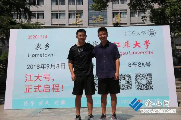 江苏大学迎新日,双胞胎新生"亮眼"