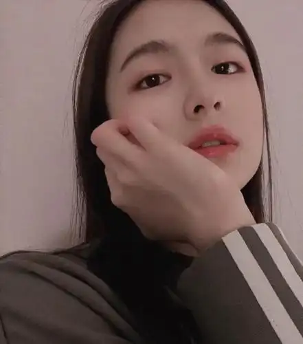 18岁因《你好,旧时光》成名,今穿套头卫衣玩自拍,娇嫩甜美