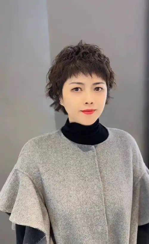 女人过了50岁,最火还是剪短发,利落时尚有气质_发型_女性_头发