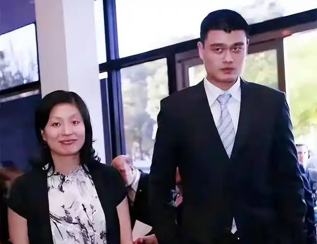 姚明与妻子叶莉近况:42岁叶莉韵味十足,13岁女儿身高到姚明胸口_训练