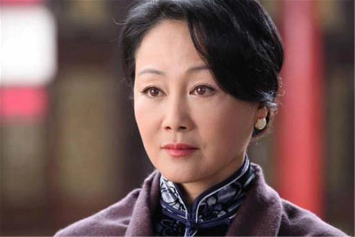 原创王姬年过5旬气质不减老公帅气女儿漂亮儿子是她内心深处的痛