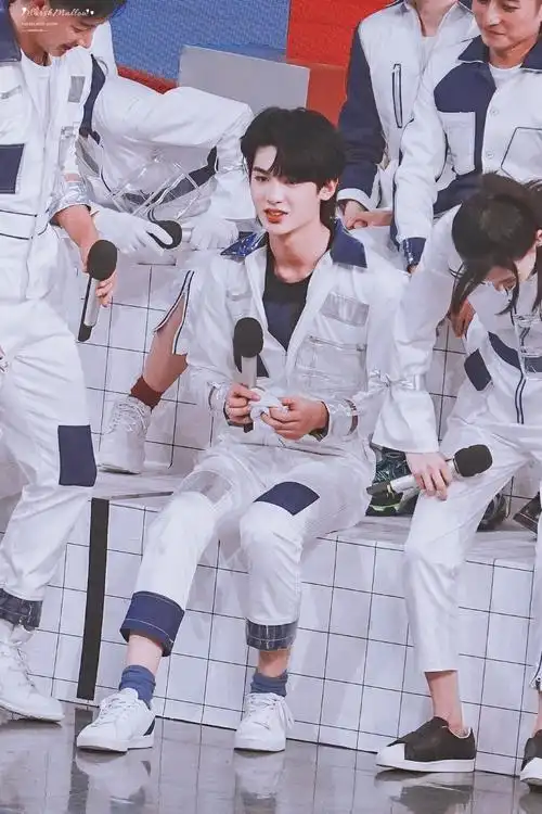 weibo@tttangsiqi 黄明昊快本小帅昊