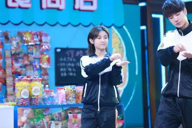 张子枫节目中跳舞