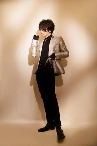 华晨宇这身银白刺绣西装外套 金属手套,绅士又酷帅