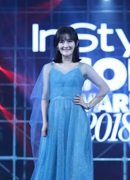 原创当妈之后的谢娜真是太会穿吊带晚礼服尽显优雅时尚气质更迷人