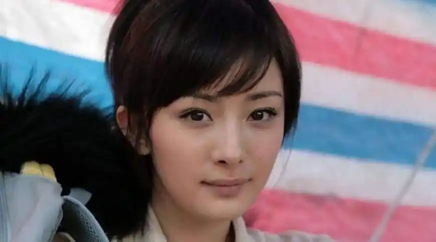 杨幂早期高清无修图照片爆光,看起来很青涩,脸上胶原蛋白满满