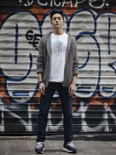 陈伟霆在巴黎街头 演绎香奈儿的早春度假时尚 帅气撩人