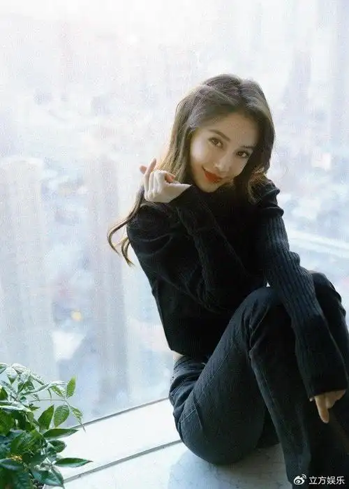 angelababy身穿黑色毛衣牛仔裤,大秀性感腰线,身材比例惹人羡慕