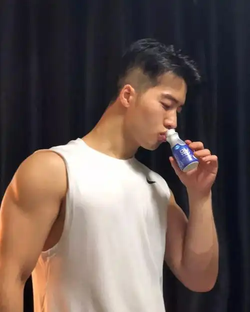 来自韩国的平面模特谁会拒绝这样一个倒三角身材的男人呢