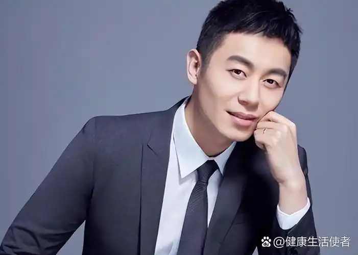 朱亚文妻子沈佳妮放出了自己在国外旅游的照片,照片中的她素颜出镜