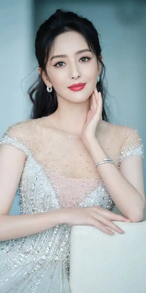 佟丽娅国际电影节礼服写真_长裙_白色_的设计