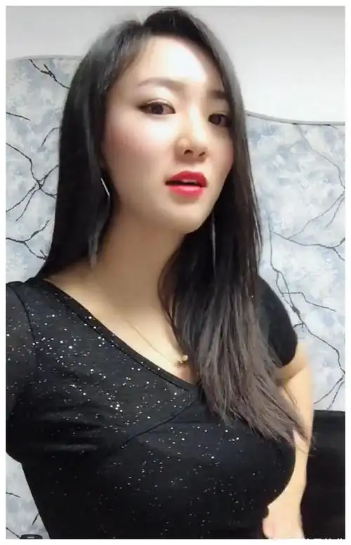 30多岁的女人透着知性美超有女人味