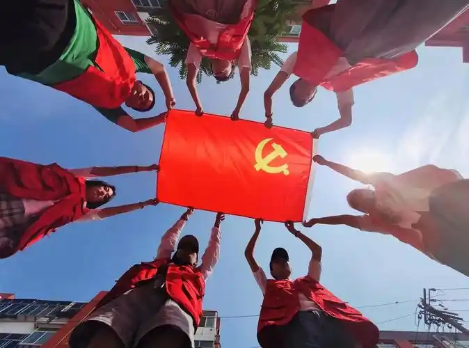 一张张照片,记录了党员与党旗合影的精彩瞬间,生动展现出党员们积极