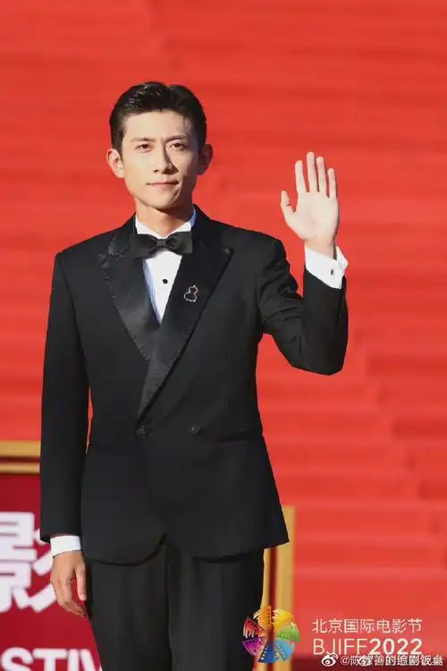 张一山北影节西装造型##剧综汇精彩