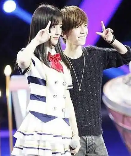 在证据确凿的情况下,鞠婧祎的把自己的官方身高也降到了159厘米.