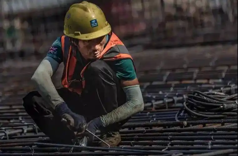 4 老年农                 目前还在工地上干活的农民工有很多可宜档