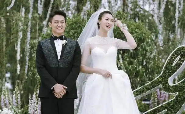 中国女排惠若琪嫁给矮55厘米北大博士婚礼郎平泪崩祝福