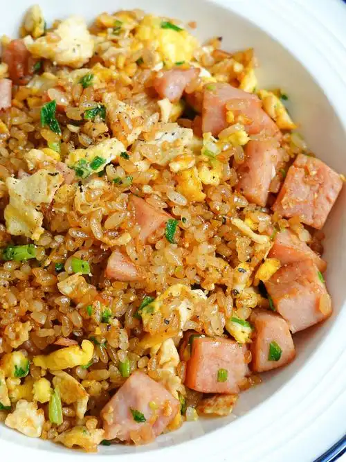 酱油火腿蛋炒饭火腿鸡蛋隔夜米饭葱花灵魂点睛