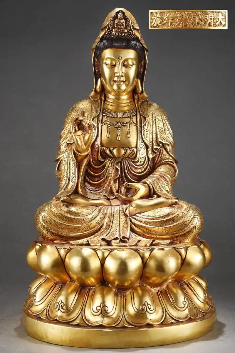 菩萨面相方圆,双目下视稍翘,眉间饰