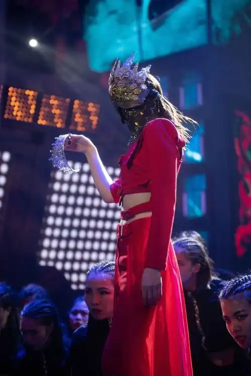 从蒙面舞王女王不戴冠的实至名归看舞台女王孟美岐的竞技人格