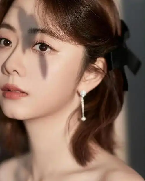 女星谭松韵写真集姿色天然仪态万方