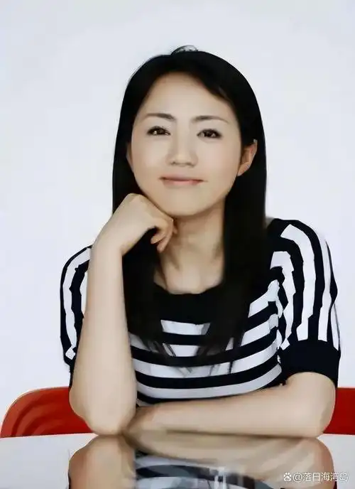 杨丹,一位出生于湖南的央视名嘴,以其独特的主持风格和事业上的成功