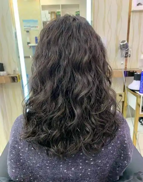 羊毛卷这种发型一直是款非常流行的发型,可以说是永