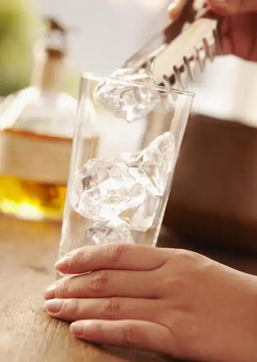 仅一个女性,仅一个人,握,阴影,朦胧,模糊,反射,木制,影子,冰,冰块