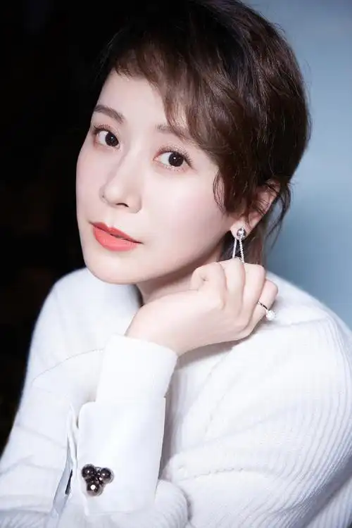 演员海清出席活动白色针织衫简约优雅下身搭配阔腿裤率性利落