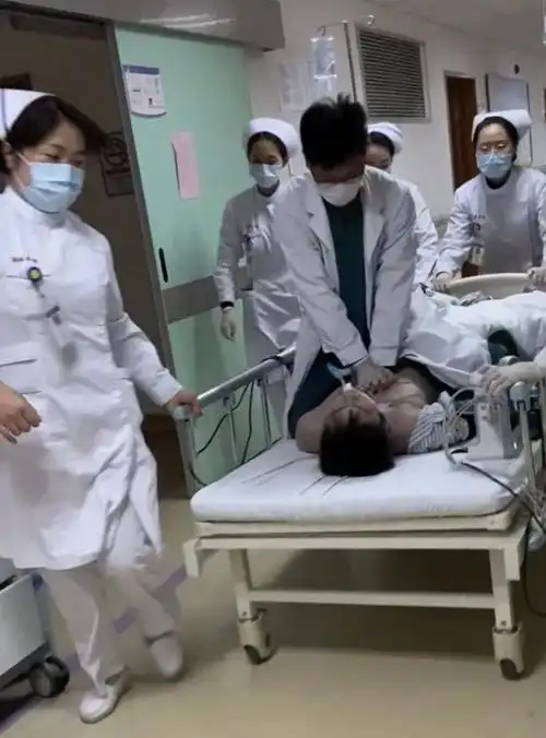 点,患者突发心跳骤停,icu团队迅速行动,为患者进行心肺复苏并电击除颤