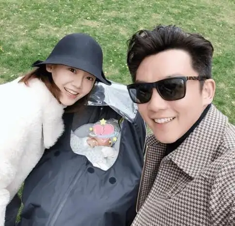 自从大女儿的百日宴开始,无论是庆祝会还是百日照的拍摄,他都事必躬亲