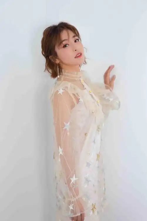 贡米惊艳出席电影《33号公路》首映礼