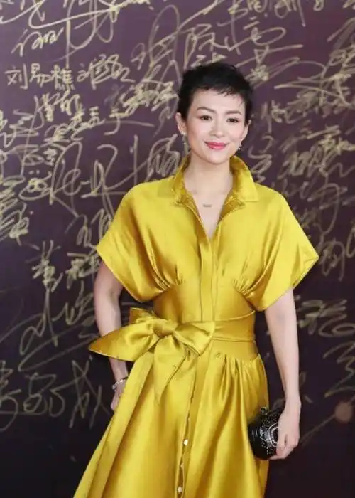 章子怡剪了超级短发,对比《我就是演员》导师截然不同,一目了然_因为