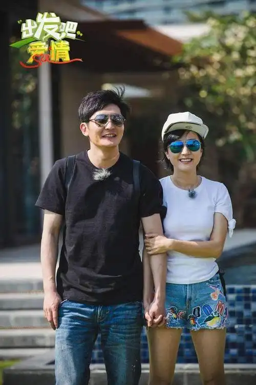 郭京飞跟老婆走机场,她不追求少女感穿着舒适,比妹妹鲍蕾漂亮|裙子|穿