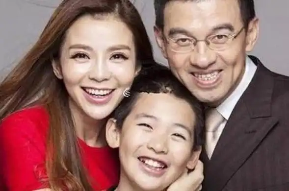 朱迅老公王志罕露面曾是央视名主持如今过的怎么样