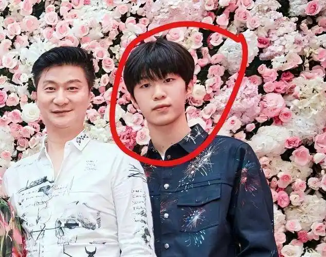 范丞丞:用筷子吃西餐,将洗手水当果茶,却帮粉丝提鞋为助理撑伞_洪金宝