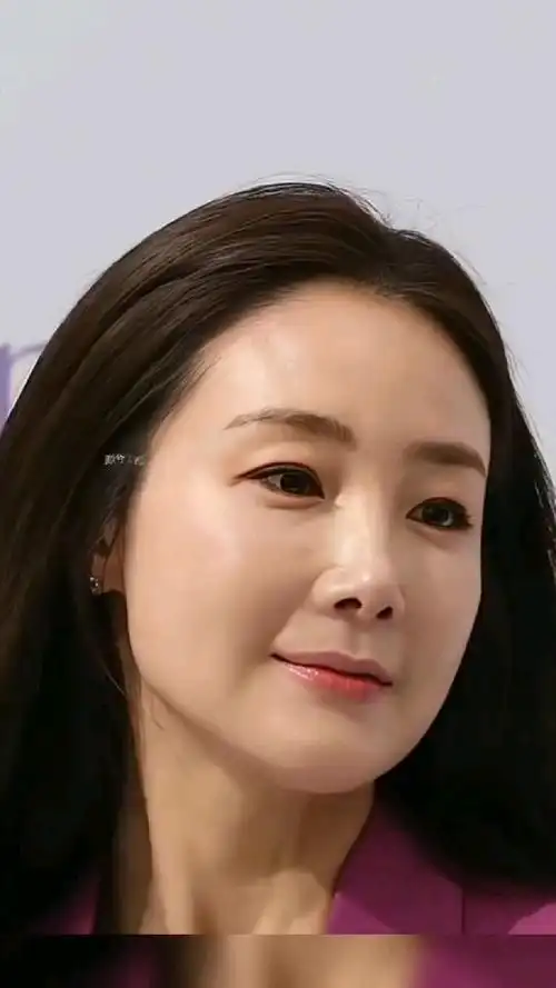 48岁的崔智友眼角虽然有了淡淡的皱纹可她依然是最美的惟珍