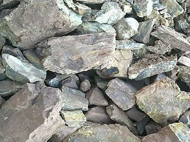 有碳酸铜,氧化铜,硫化铜等,不同的矿石适合使用不同的选别方法